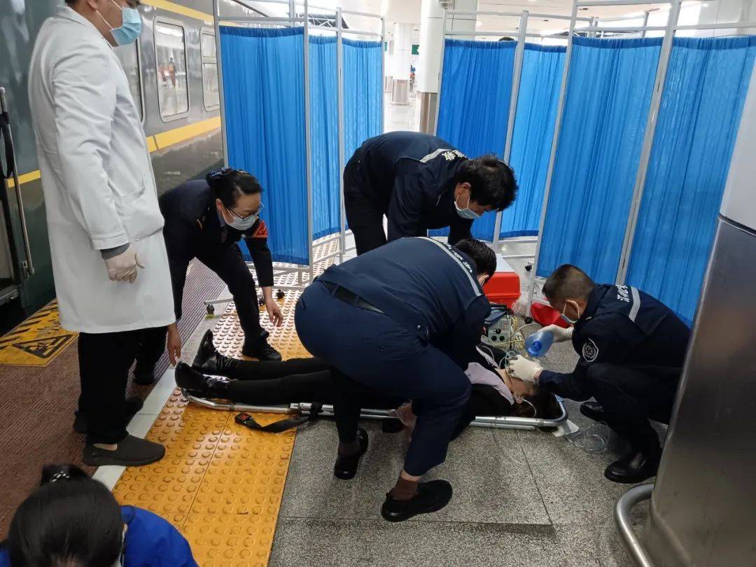 深圳站春运返程高峰：旅客晕倒后的紧急救援 深圳站：K6611次列车到站，旅客晕倒后的应急处理