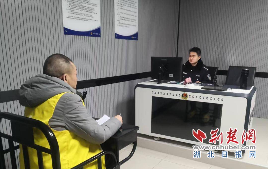 惊！襄阳小区汽车遭高空酒瓶砸穿，抛物者终被揪出，湖北襄阳小区高空抛物：汽车被砸，抛物者落网