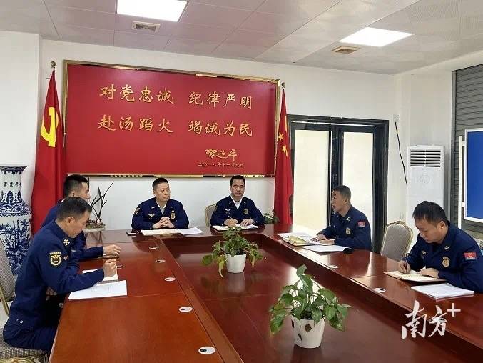 春节西濑古街：美食、游戏与消防安全保障，春节期间西濑古街：热闹背后的消防力量