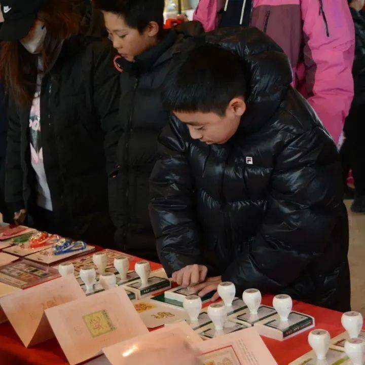 2025年春节档：票房火爆与影院欢乐并行，57亿票房背后：2025春节档影院的热闹景象