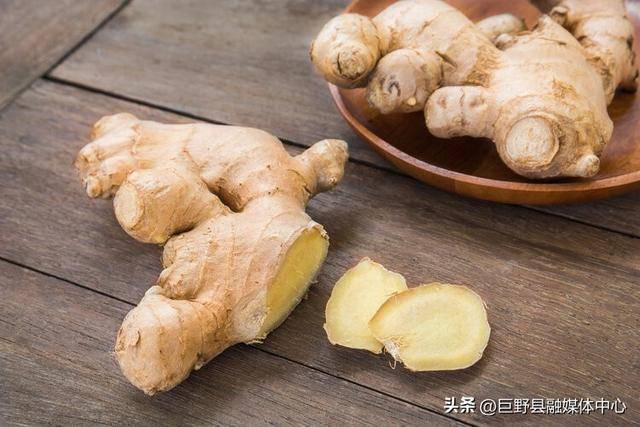 54岁阿姨吃姜吃出胃溃疡：养生需谨慎，生姜养生背后的真相：适量才是关键