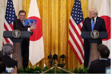日首相送头盔，特朗普回新书：美日领导人会面中的有趣赠礼，美日首脑会面，石破茂赠头盔特朗普回赠新书背后