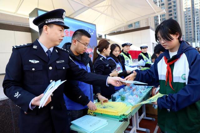乾县公安走进泰山庙小学：安全知识大派送