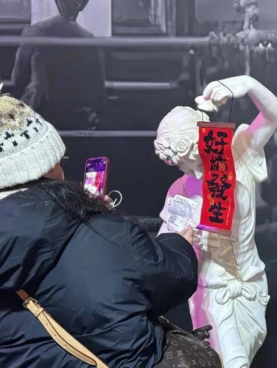 2025年春节档：票房火爆与影院欢乐并行，57亿票房背后：2025春节档影院的热闹景象