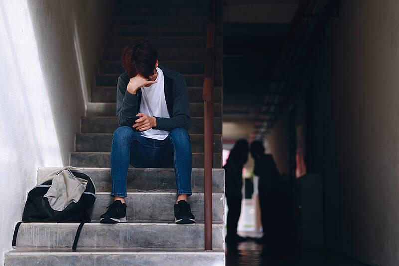 16岁男孩的成长困境：父母离婚与亲子关系的修复，16岁小朱的内心世界：家庭因素下的情绪与成长