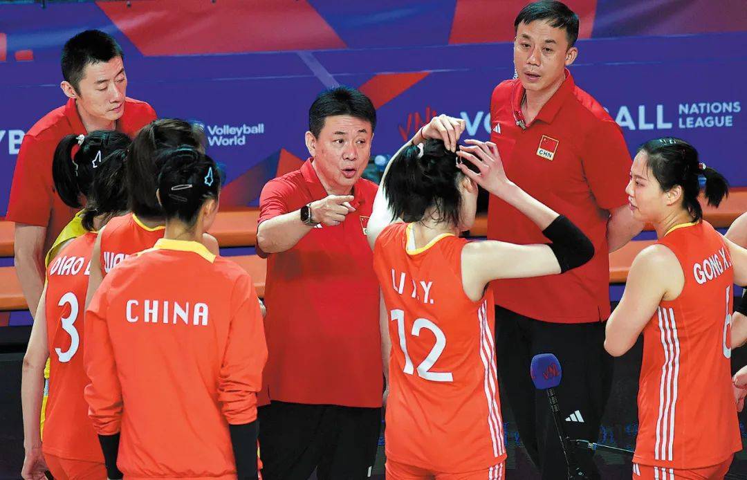 美国女排教练组已就位，中国女排主帅人选为何迟迟未定？，美国女排新教练团队组建，中国女排主帅悬而未决让球迷心焦