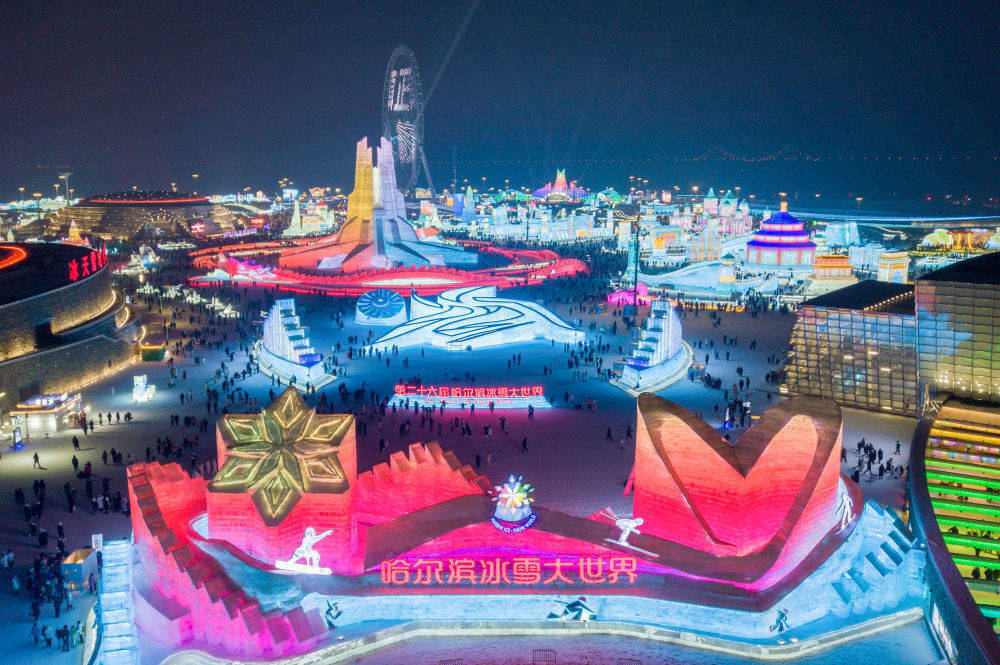 龙江哈尔滨：亚冬会与中国年交融的冰雪画卷