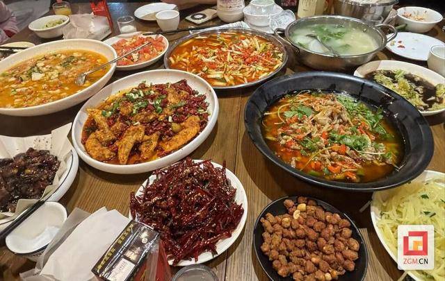 2025自贡春节：消费画卷背后的供应、活动、餐饮与住宿 自贡春节：消费市场繁荣，多彩活动人气爆棚