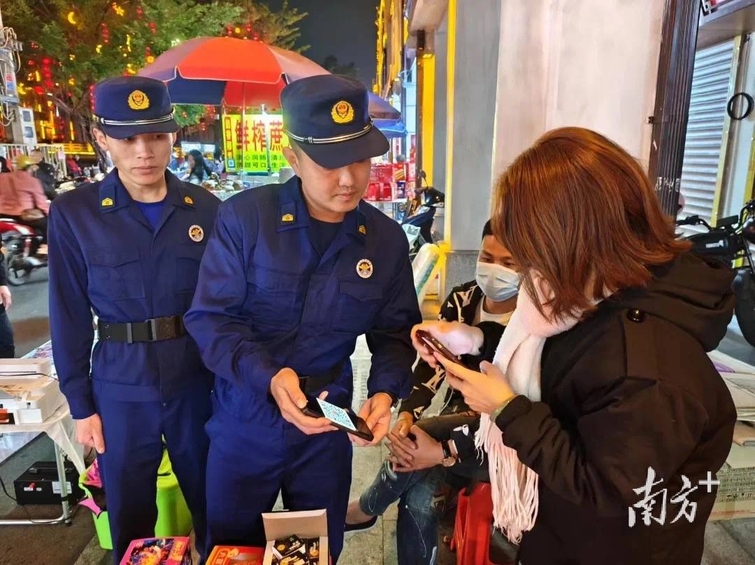 春节西濑古街：美食、游戏与消防安全保障，春节期间西濑古街：热闹背后的消防力量