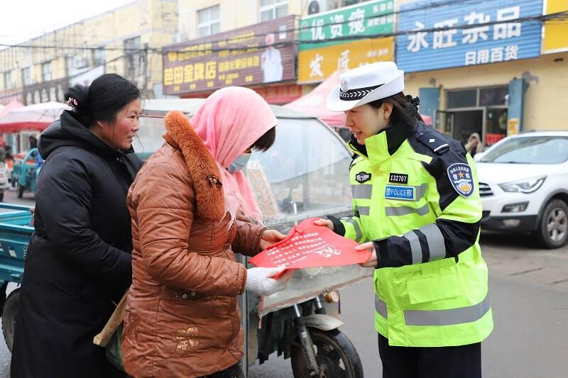 返岗复工潮来临，济宁交警的安全守护，济宁交警：保障返岗复工者的出行安全