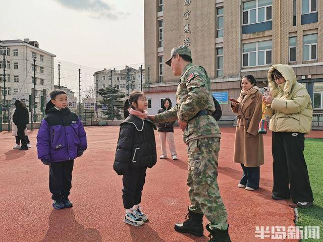 青岛宁夏路小学的国防教育之旅：仟帆少年义工团在行动 “雏鹰砺剑·强国有我”：青岛仟帆少年义工团的国防教育实践