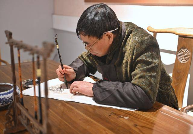 分水油纸伞：国家级非遗背后的传承与创新，泸州分水油纸伞：传统制伞技艺的坚守与创新