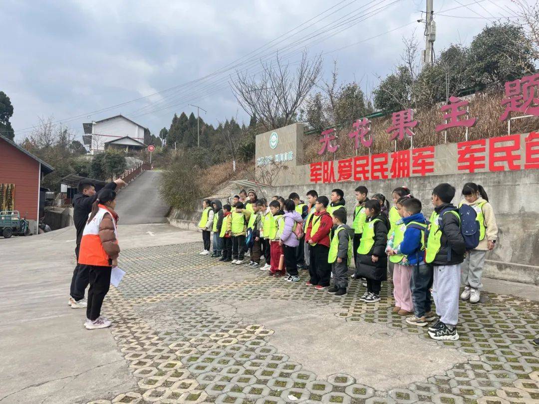 龙潭乡的农耕研学：让青少年在劳动中成长，苴国社区与利州社协举办的研学活动：青少年的田园乐学之旅