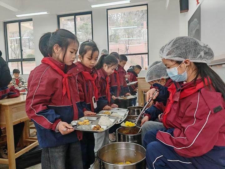 习水五小：班级老师陪餐，师生就餐新体验 习水中小学推行师生同餐：平等和谐的就餐新景象