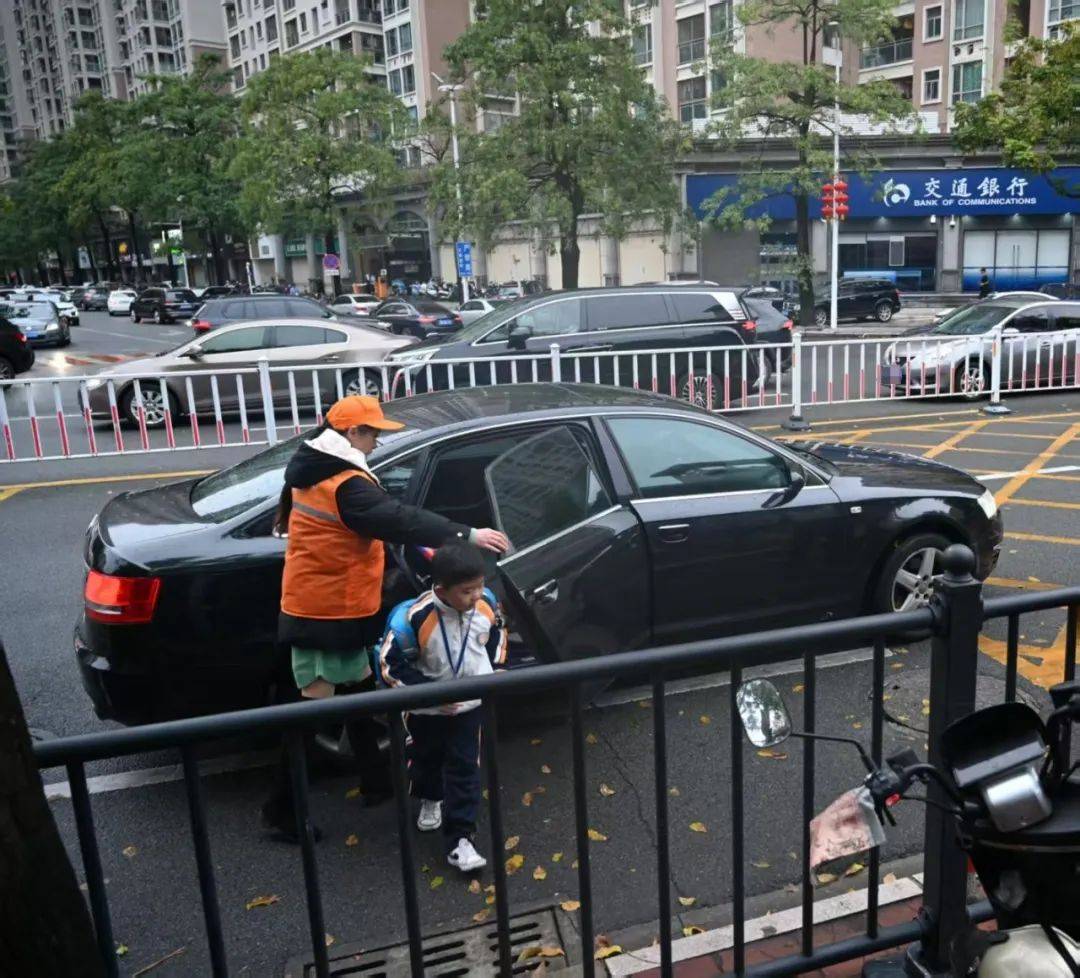 交警“护校安园”，志愿者倡导文明交通