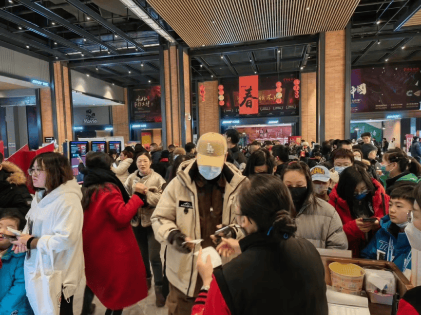 2025年春节档：票房火爆与影院欢乐并行，57亿票房背后：2025春节档影院的热闹景象