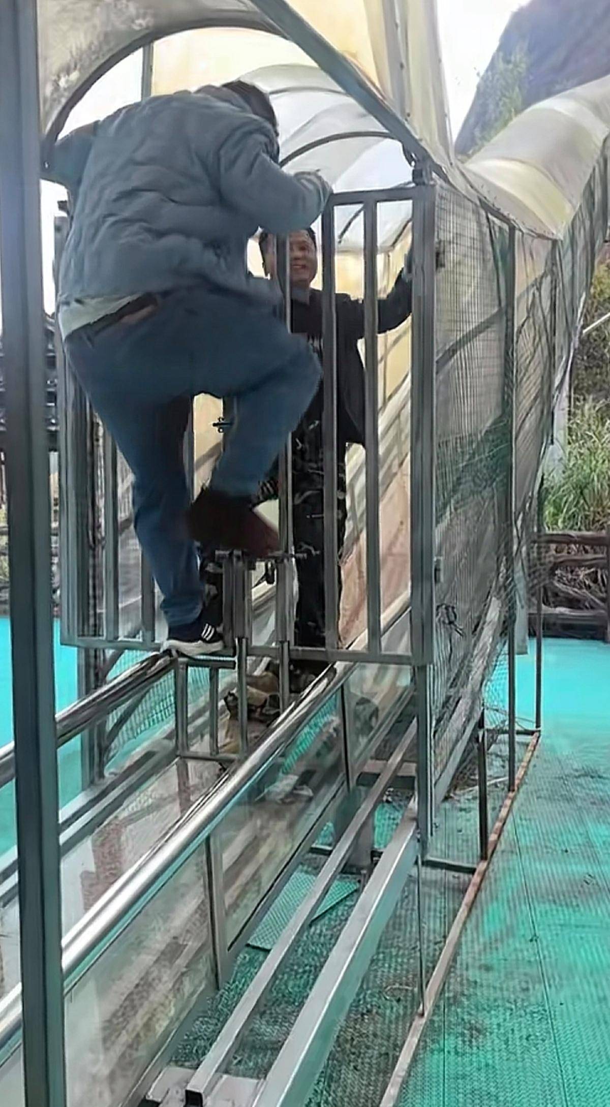 景区滑梯索道出口锁闭，玉林游客遭遇惊险一幕