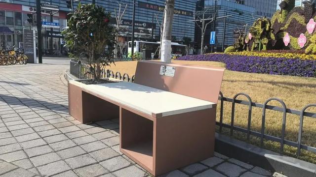 北外滩街道新座椅：融合环保与人文关怀，北外滩新座椅：环保理念在公共设施上的体现