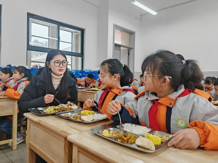 习水五小：班级老师陪餐，师生就餐新体验 习水中小学推行师生同餐：平等和谐的就餐新景象