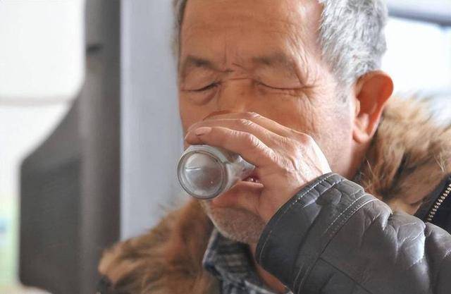 60岁后饮酒需谨慎：医生强调的“三不要”原则，60岁后饮酒，这些“不要”你知道吗？医生来提醒