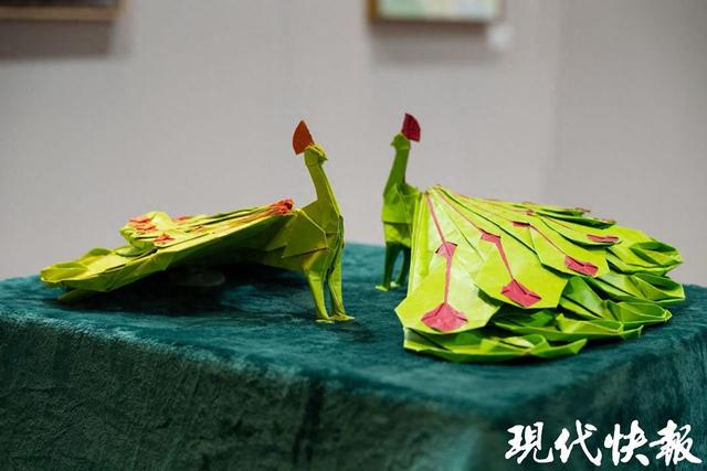 南京设计师将鼓楼孔雀化为折纸艺术，闪耀巴黎