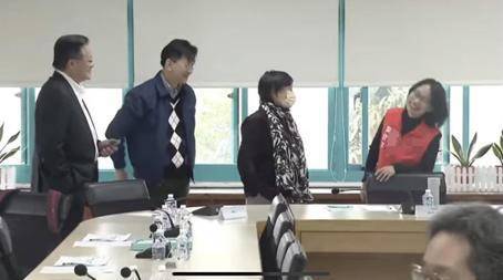 台中新光三越气爆事件：官员无同理心，吴音宁笑场被指责 台中新光三越气爆多人伤亡，吴音宁会议上笑场引争议