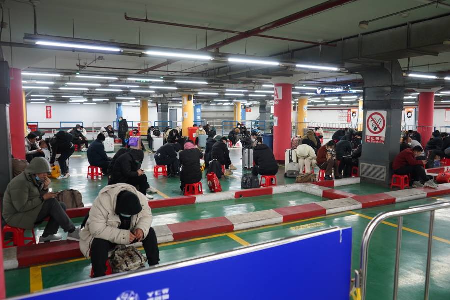 上海站春运：特殊场景下的旅客服务与交通疏导，上海火车站春运应对：地下应急候车区背后的故事