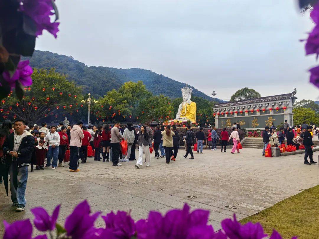 春节期间平和三平风景区：热闹背后的有序管理，大年初四，平和三平风景区游客爆满