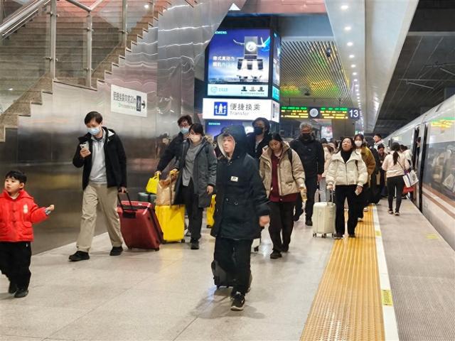 假期将尽，铁路上海站到达客流大幅回升