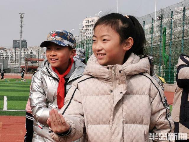 青岛宁夏路小学的国防教育之旅：仟帆少年义工团在行动 “雏鹰砺剑·强国有我”：青岛仟帆少年义工团的国防教育实践