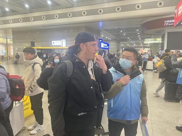 上海虹桥站返程高峰：闵房志愿者在行动，闵房志愿者：上海虹桥站的温暖使者