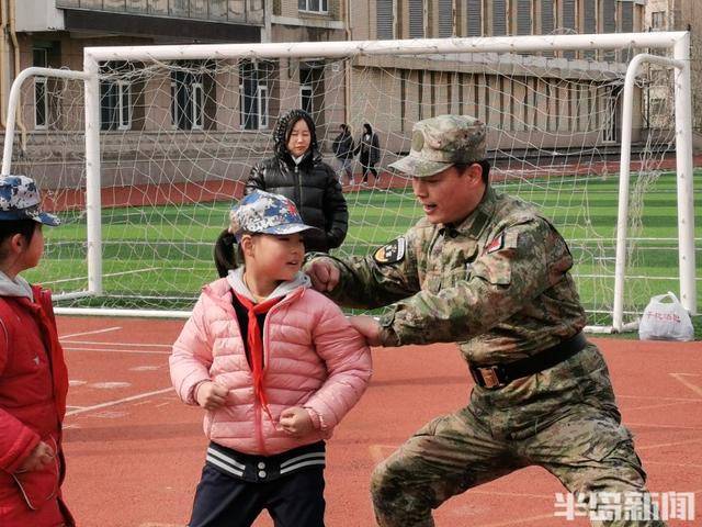 青岛宁夏路小学的国防教育之旅：仟帆少年义工团在行动 “雏鹰砺剑·强国有我”：青岛仟帆少年义工团的国防教育实践
