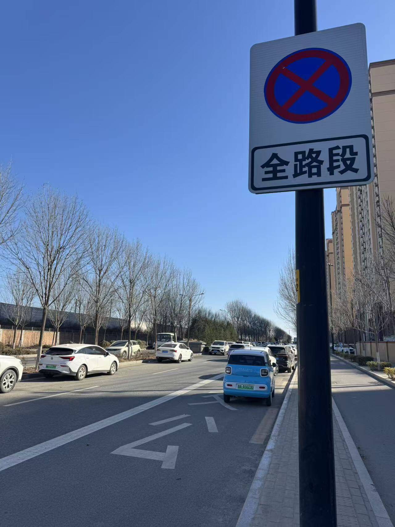 济南梁王新城道路乱象：上万业主出行受阻，济南梁王新城：出行安全受威胁，道路乱象亟待解决