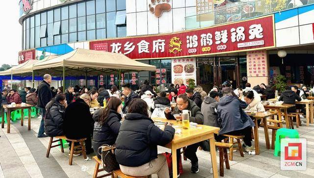 2025自贡春节：消费画卷背后的供应、活动、餐饮与住宿 自贡春节：消费市场繁荣，多彩活动人气爆棚