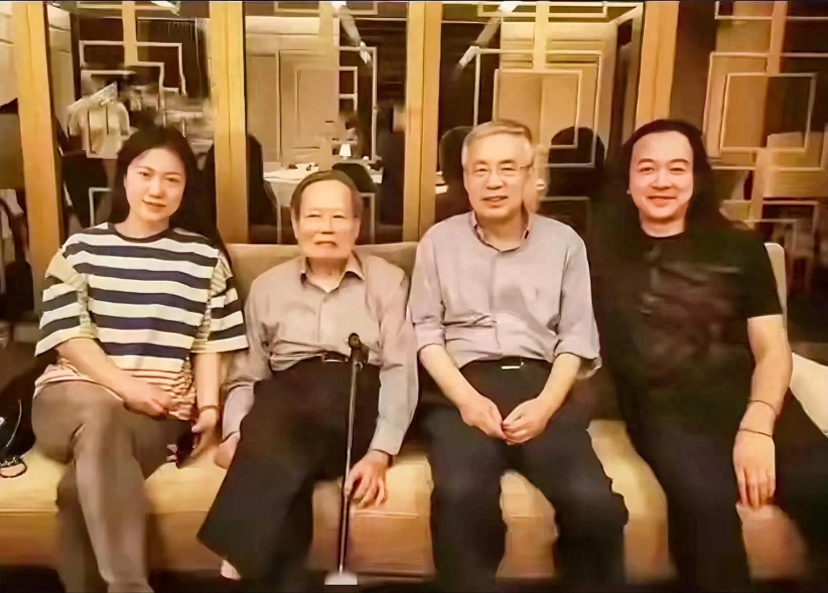 103岁杨振宁寿辰全家福曝光，翁帆相伴左右