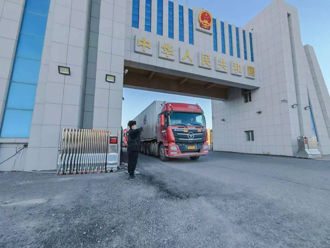 移民管理警察：新春工作全记录，各地移民管理警察新春期间积极履行职责
