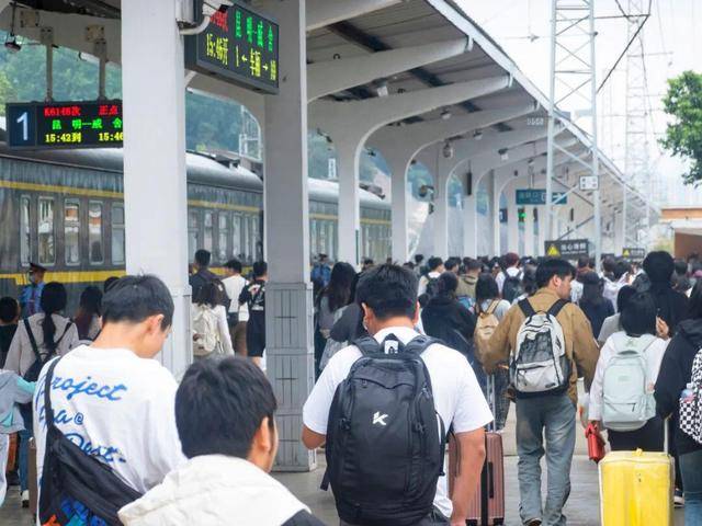 罗平马拉松即将开跑，铁路加开列车服务选手游客，罗平马拉松前夕：铁路部门加开列车，助力赛事出行