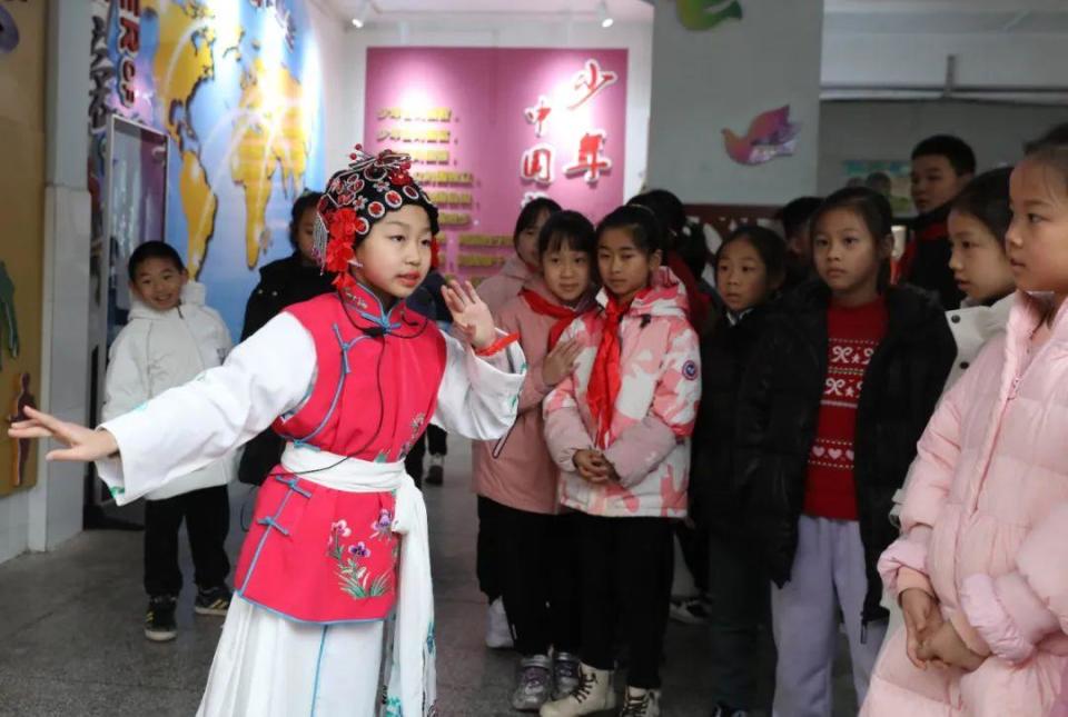桂林小学开学：传统与流行共舞的新学期开端，桂林小学开学：非遗传承与电影文化的奇妙碰撞
