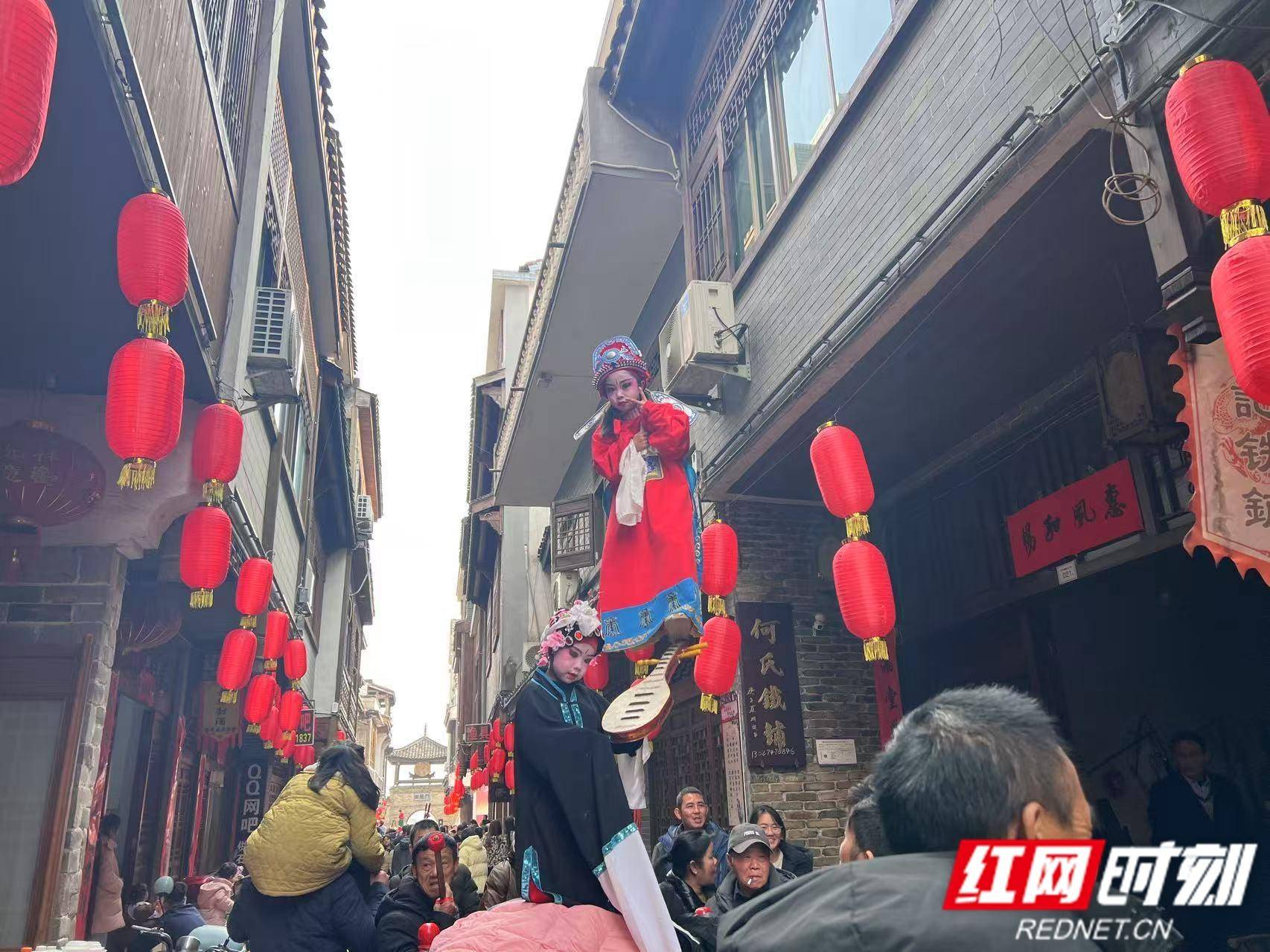 小演员扮孙悟空：长乐故事会的讨喜元素