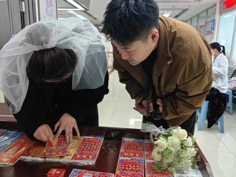 福彩刮刮乐：为烟台新人领证时刻添彩，烟台福彩刮刮乐小卖场走进婚姻登记处，新人收获惊喜