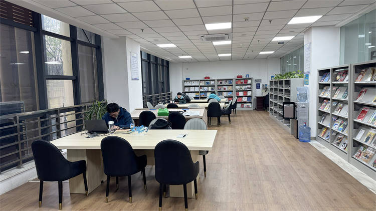 节后叙州：图书馆里市民为新年“加油”，叙州图书馆：春节后市民的自我提升“充电站”