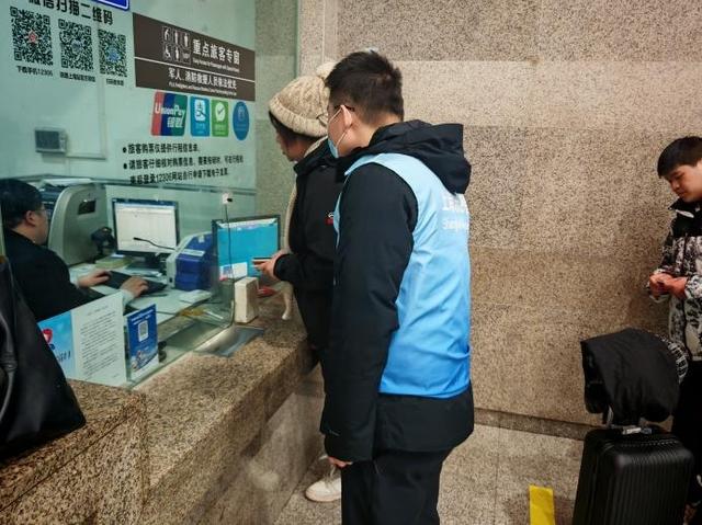 上海虹桥站返程高峰：闵房志愿者在行动，闵房志愿者：上海虹桥站的温暖使者