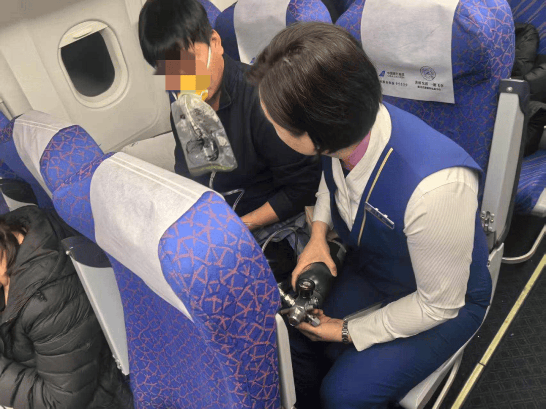 南航CZ6304航班：旅客急病，一场高空救援行动，南航航班上旅客突发急病：万米高空的生命守护