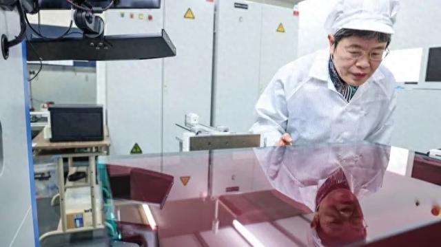 探秘胡丽丽：特种玻璃研发背后的巾帼力量 中国特种玻璃的“女掌门”——胡丽丽