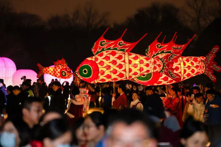 元宵节：西溪湿地赏灯人潮涌动，正月十五元宵节：西溪湿地赏灯盛景