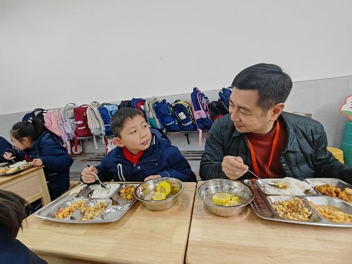 习水五小：班级老师陪餐，师生就餐新体验 习水中小学推行师生同餐：平等和谐的就餐新景象