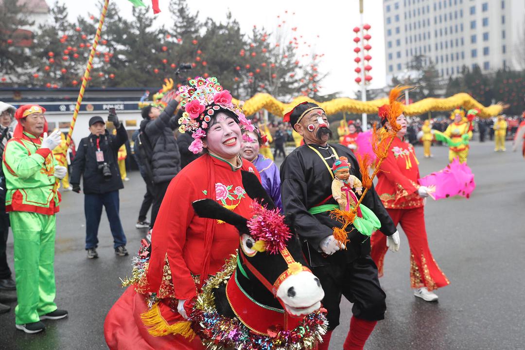 胶东秧歌大展演，乳山广场盛事开启 2025胶东秧歌交流：乳山奏响文化强音