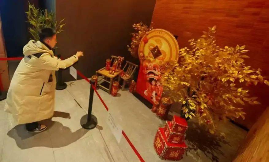 2025年春节档：票房火爆与影院欢乐并行，57亿票房背后：2025春节档影院的热闹景象