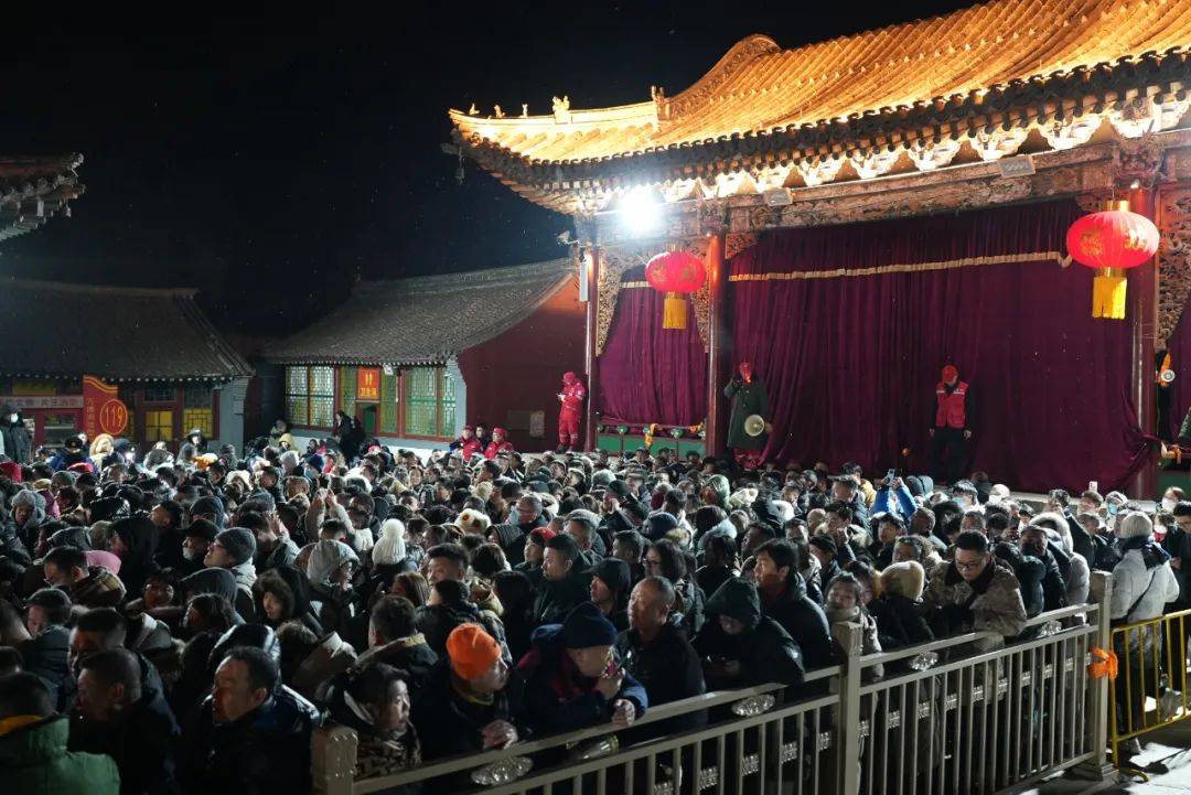 春节期间五台山景区：游客众多，志愿者全力守护，五台山景区大年初五迎游客，志愿者暖心服务