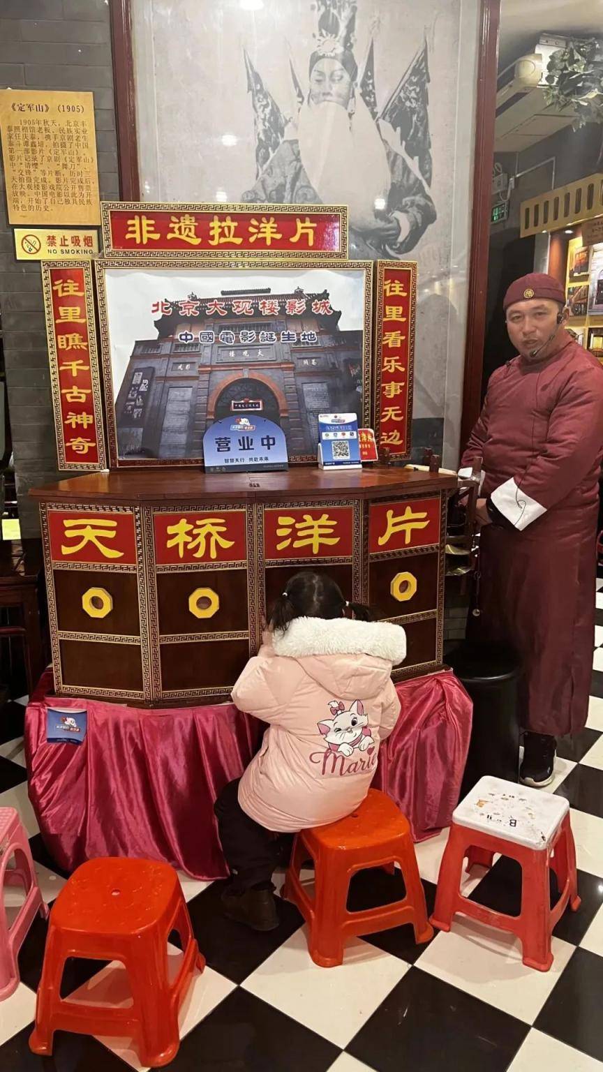 2025年春节档：票房火爆与影院欢乐并行，57亿票房背后：2025春节档影院的热闹景象